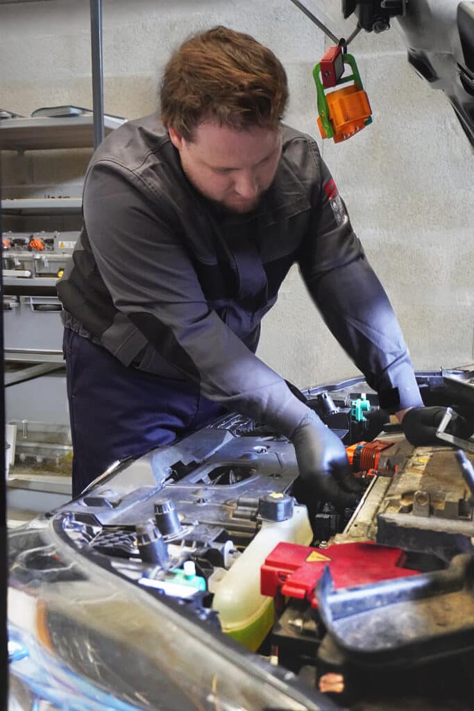 reparation piece vehicule electrique atelier