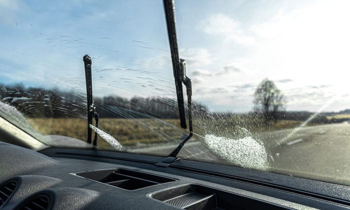 essuie glace fait freiner voiture